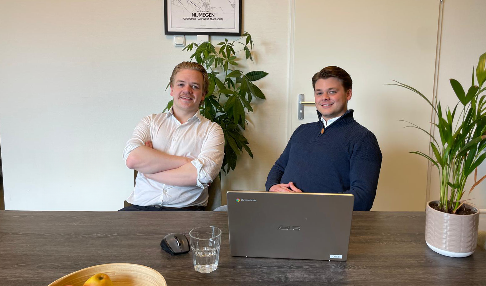 Lennart Bruil en Wouter Bevers in het kantoor van het customer happiness team